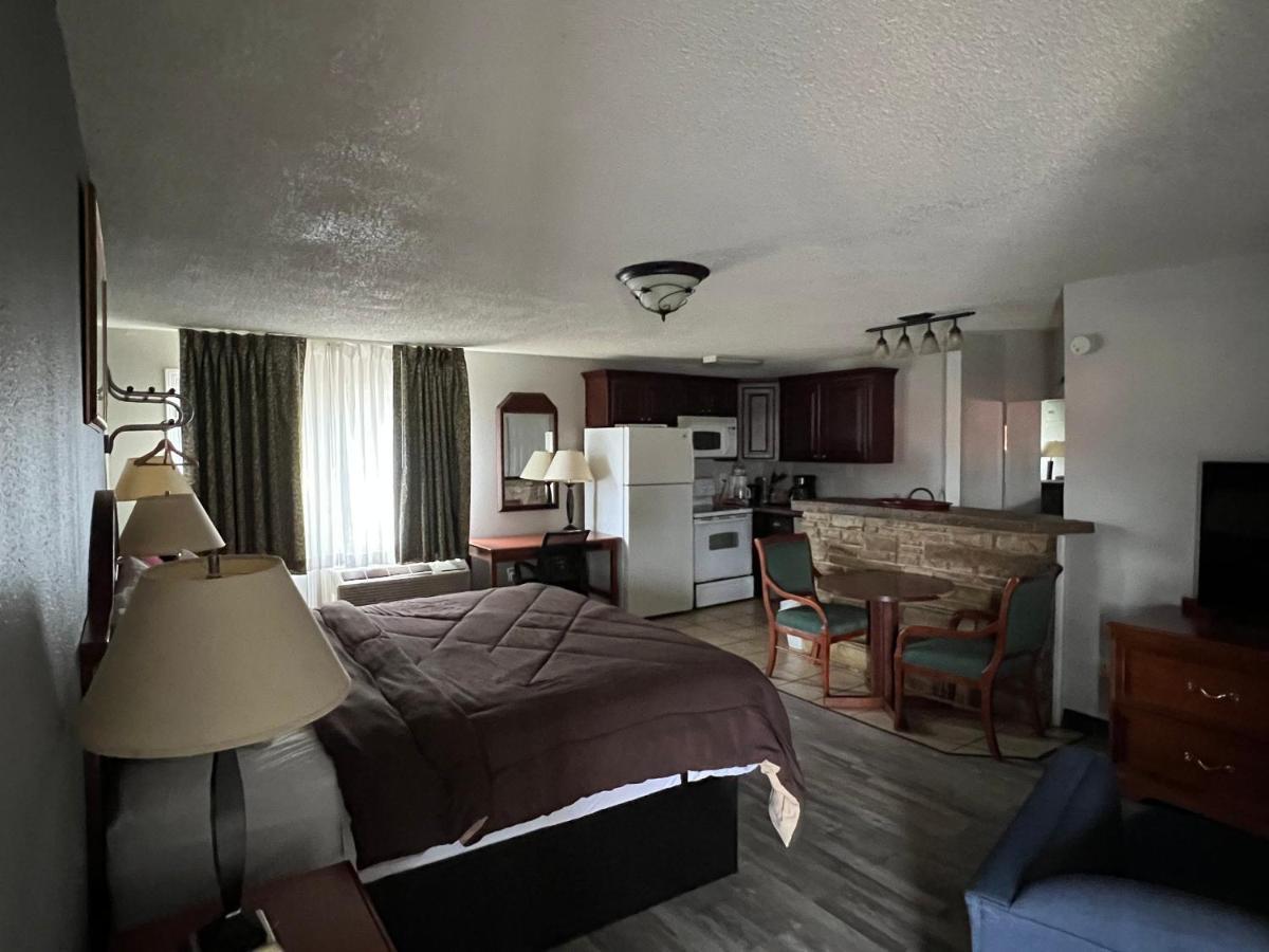 Ozark Inn & Suites ภายนอก รูปภาพ