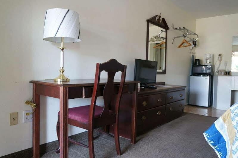 Ozark Inn & Suites ภายนอก รูปภาพ